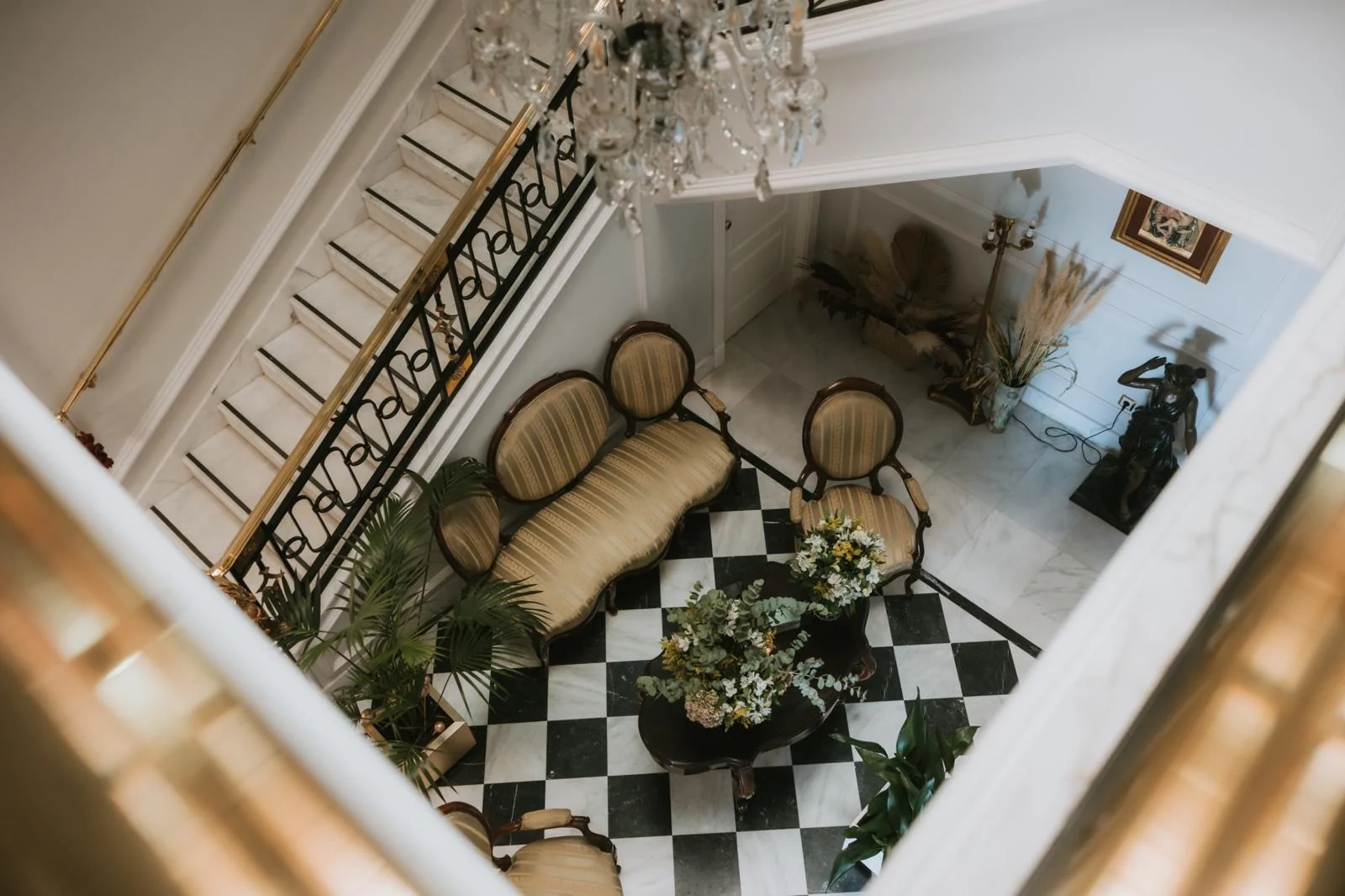 Gran lámpara de cristal sobre la escalera